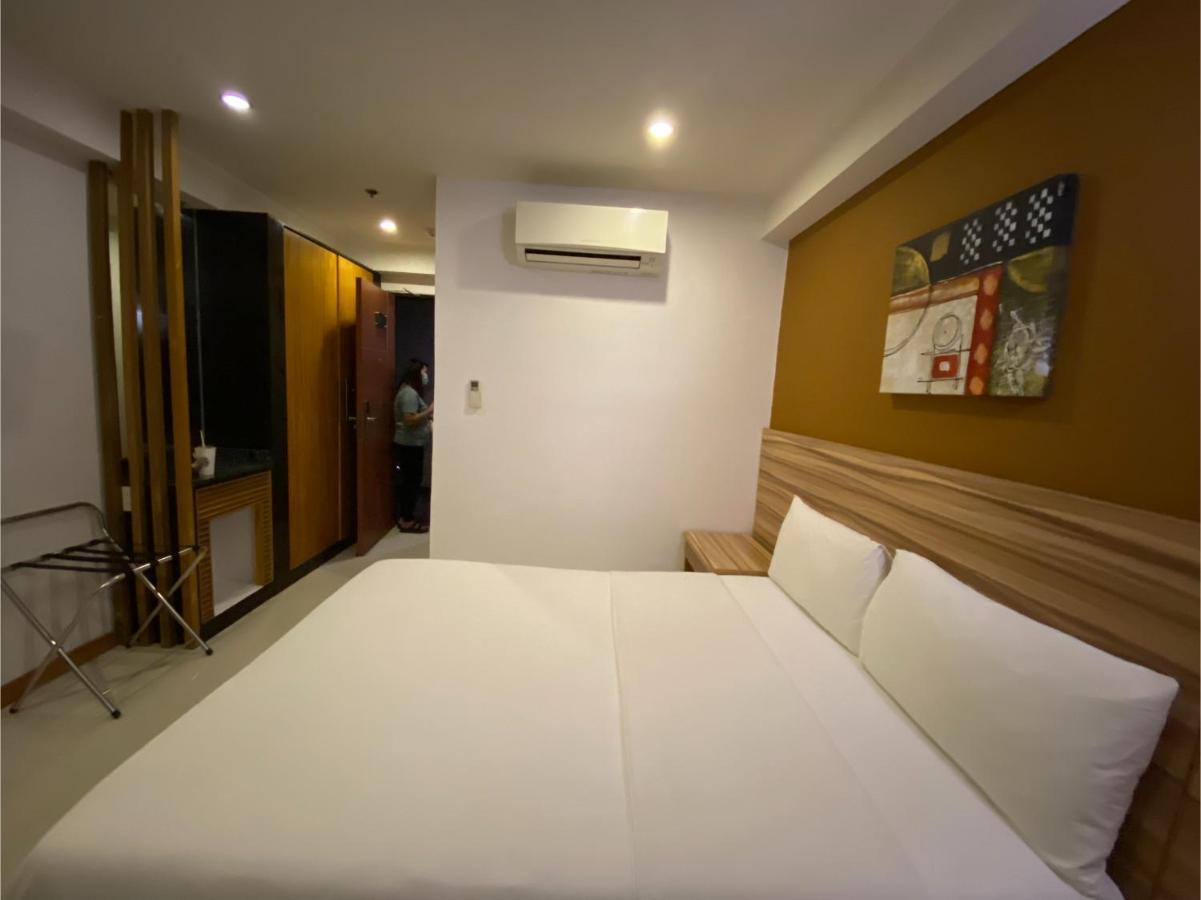 Capital O 820 Guijo Suites Makati Manila Exterior foto
